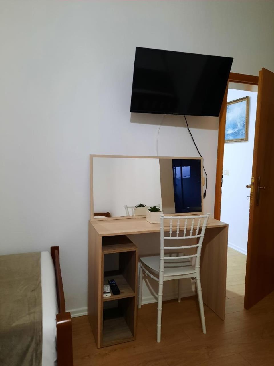 Vila M Vera Rooms With Kitchen And Apartments Durrës Eksteriør billede