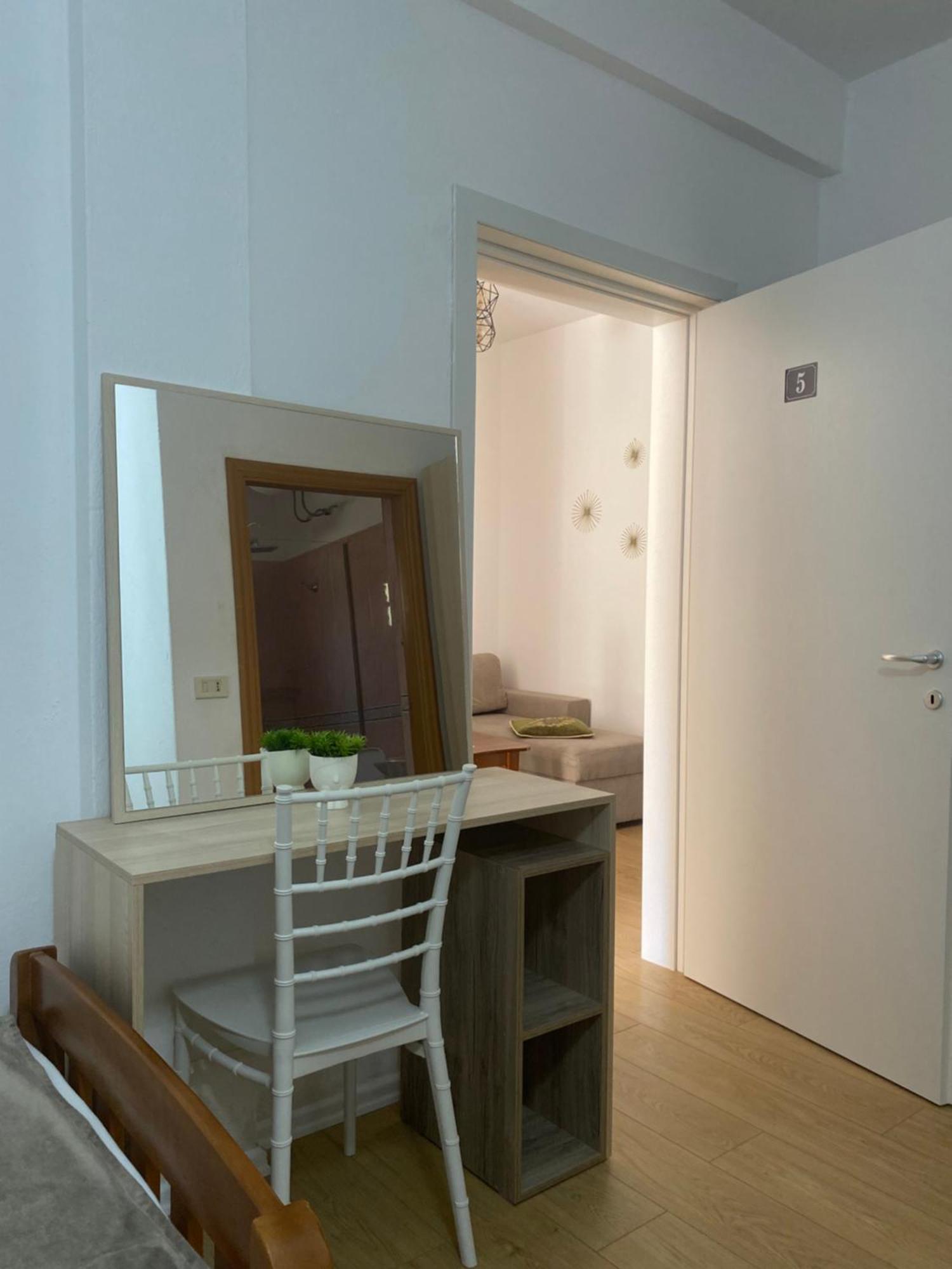 Vila M Vera Rooms With Kitchen And Apartments Durrës Eksteriør billede